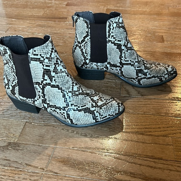 Women’s booties size 9 - Picture 4 of 6